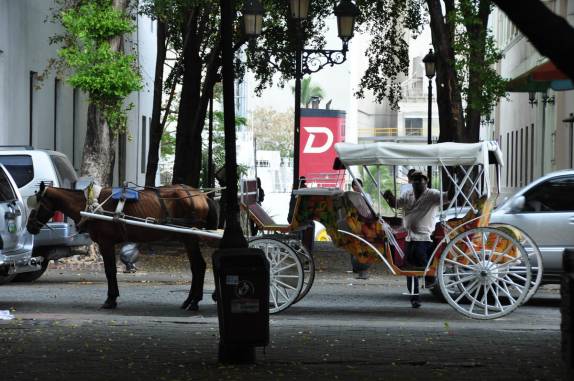 Carruagem nas ruas do centro histórico de Santo Domingo, capital da República Dominicana